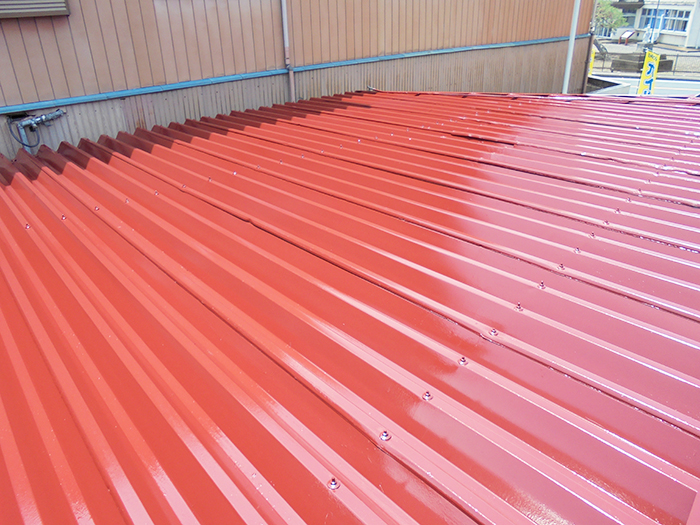 赤できれいに塗られた折板屋根