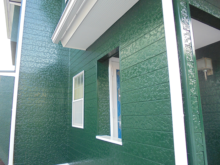 きれいに緑で塗装された玄関の袖壁周り