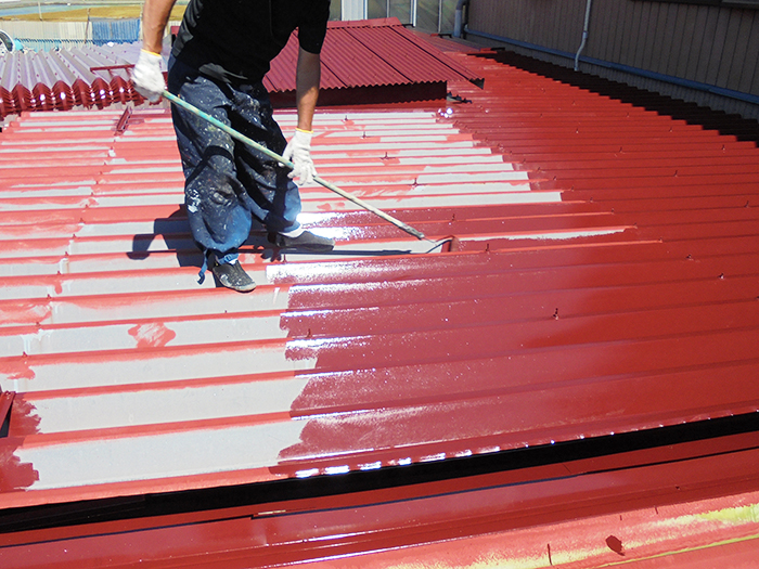 折板屋根を赤で塗装する